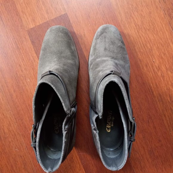 Crown Vintage Gabiann Suede Block Heel Booties - Picture 6 of 9